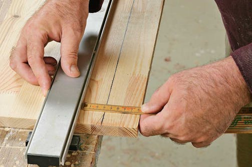 Såga rakt med skena eller anhåll: På arbetsstycket markerar du var du vill såga och drar ett streck. Såga rakt med skena eller anhåll: På arbetsstycket markerar du var du vill såga och drar ett streck.